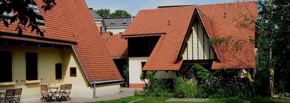Foto: Hinteransicht Putjatinhaus mit Garten